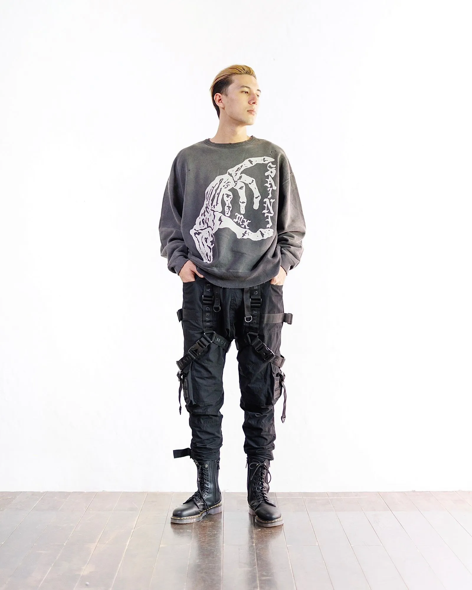 SAINT M×××××× BONE SAINT CREW SWT/BLK Bone SAINT destruction sweatshirt, washed black S-XL Assute dyeing, genuine whole garment sprayed with horse-hair fading process, collar/cuffs frayed in many places, front and rear panels/sleeves super complex fraying, heavy washing and water distressing, correct fruit mark/angel mark